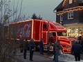 Staunende Menschen vorm beleuchteten Weihnachtstruck