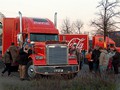 Viele Besucher schauen sich die Trucks an