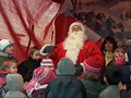 ... und freut sich über die vielen Kinder auf der Bühne