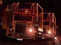 Die zwei beleuchteten Trucks fahren ...