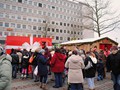 Schlange stehen bei den beiden Aktionsständen