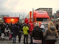 Der Coca-Cola Weihnachtstruck ist umringt von Besuchern