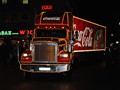 ... der beleuchtete Coca-Cola Weihnachtstruck folgt ihnen. 