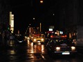 Eine kleine weihnachtliche beleuchtete Parade fährt durch die Innenstadt von Köln-Mülheim