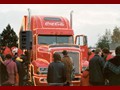 Santa Claus links neben dem Truck