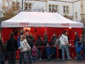 Schlange stehen für einen Einkauf von Coca-Cola Artikeln 