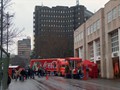Trotz Regen kommen die ersten Besucher !