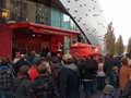 Die Besucher schauen gespannt zu !