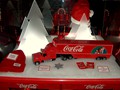 Winterlich dekorierte Verkaufsvitrine 