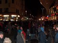 Die vielen Menschen warten schon gespannt !