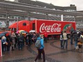 Trotz Regen bestaunen die ersten Besucher den Truck
