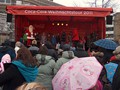 Wird von vielen Besuchern vor der Bühne begrüßt !
