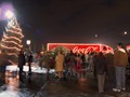 Staunende Menschen begleiten den Truck!