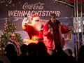 Santa Claus wird mit einem Weihnachtslied begrüßt