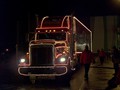 Der beleuchtete Coca-Cola Weihnachtstruck fährt los ... 