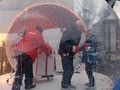 Die rote Federsuche in der Coca-Cola Weihnachtsschneekugel