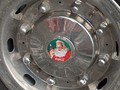Sogar die Truckradkappen sind weihnachtlich verziert