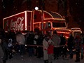 Wartende Menschen vor dem Truck im Schnee 