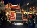 Menschen betaunen den beleuchteten Truck am Abend 